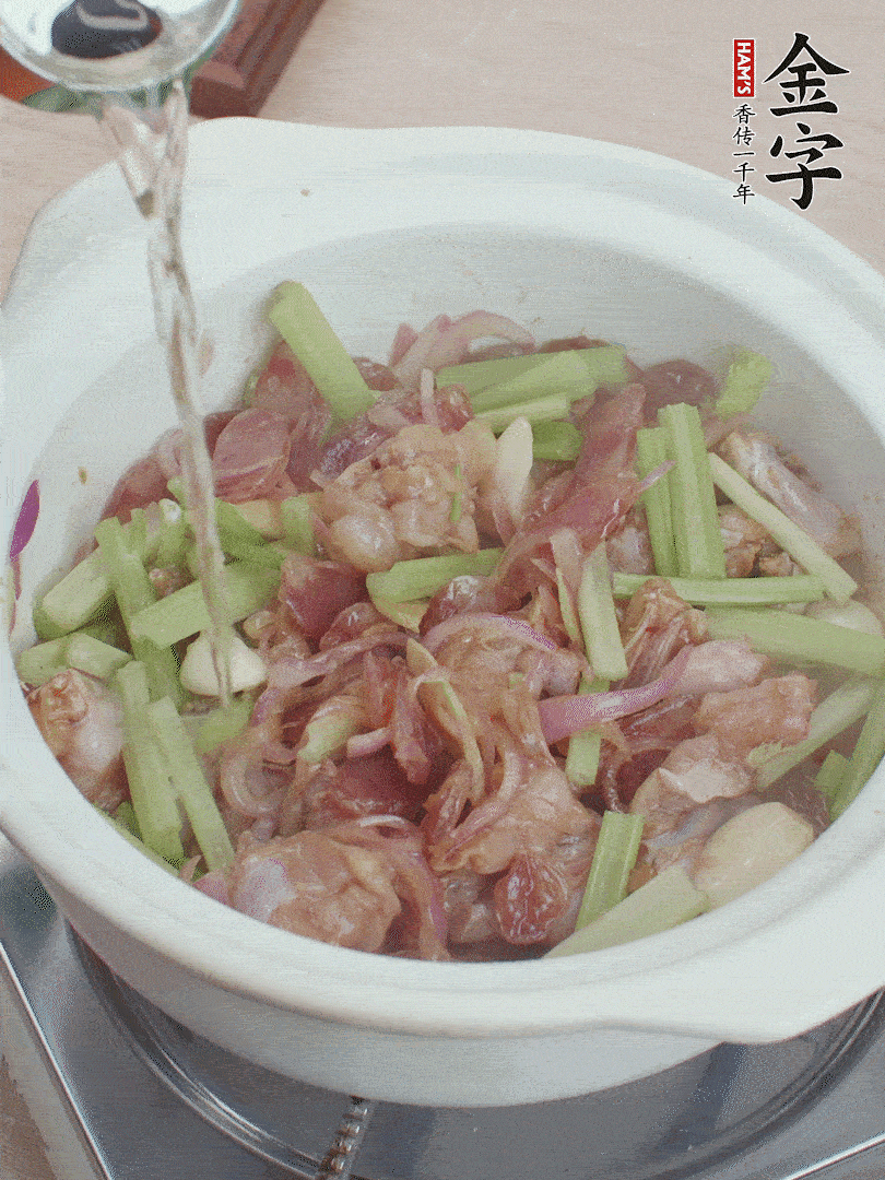 牛蛙變色后，淋點啤酒，加蓋后調(diào)小火燜10分鐘。