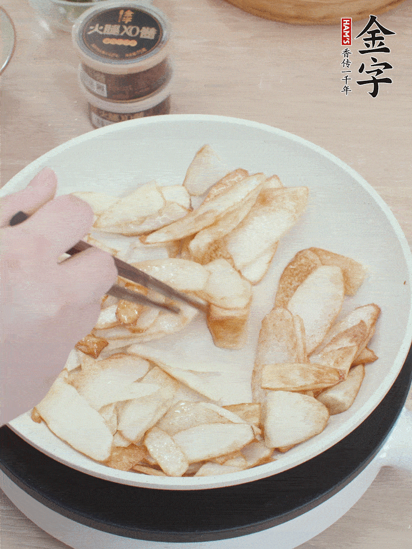 鍋中熱油，山藥煎至兩面金黃。
