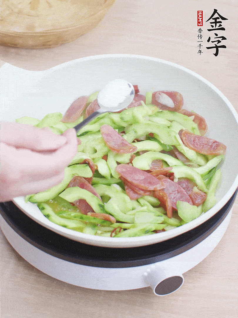 淋點開水，半勺白糖、1勺生抽調(diào)味。