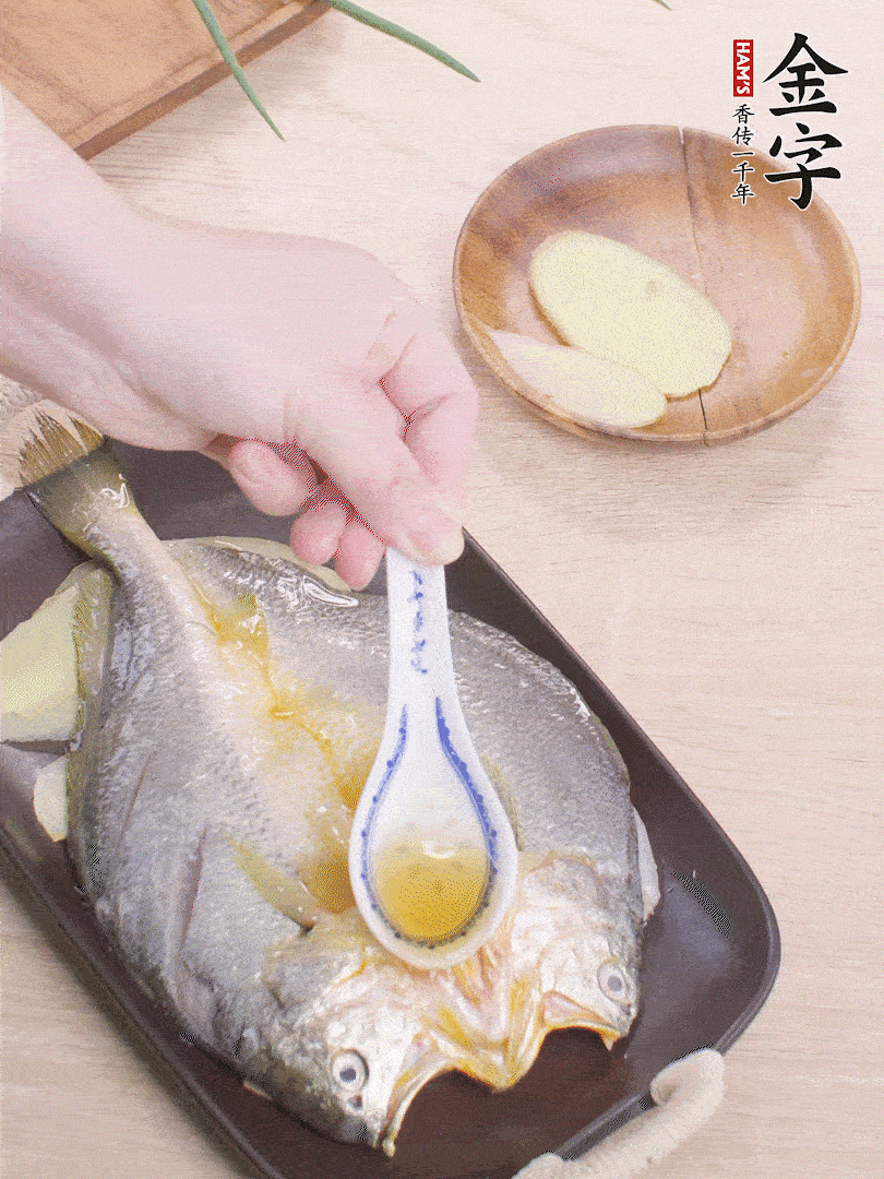 盤底鋪姜片，放黃魚，淋2勺料酒。
