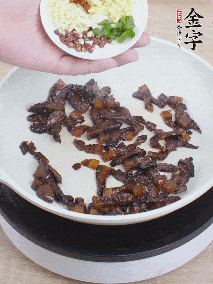 下蔥姜蒜、干辣椒、花椒粒炒香。