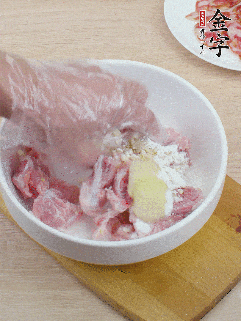 洗凈的小排，加鹽、姜、蒜末、淀粉、胡椒粉抓勻，腌制15分鐘。