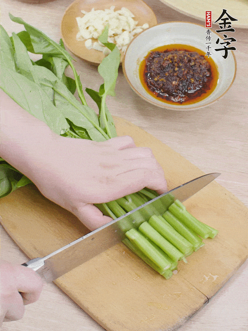 空心菜切段，大蒜拍碎切末。
