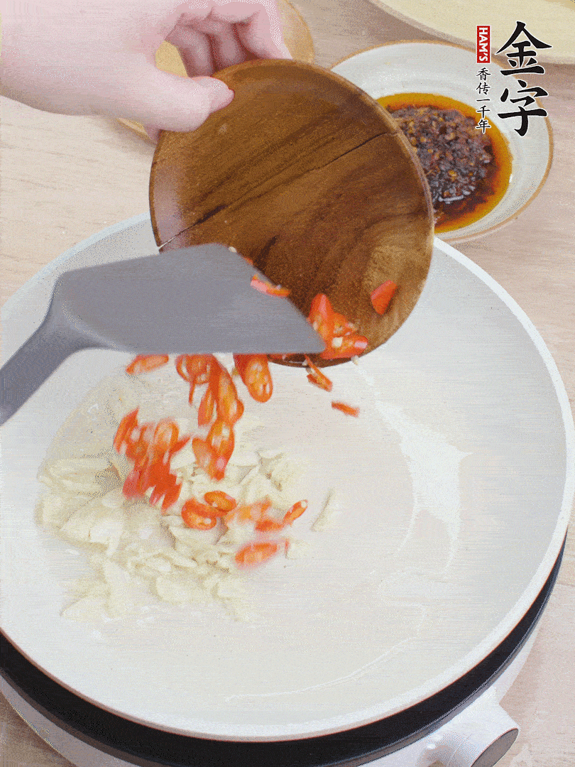 油熱煸香蒜末、辣椒。