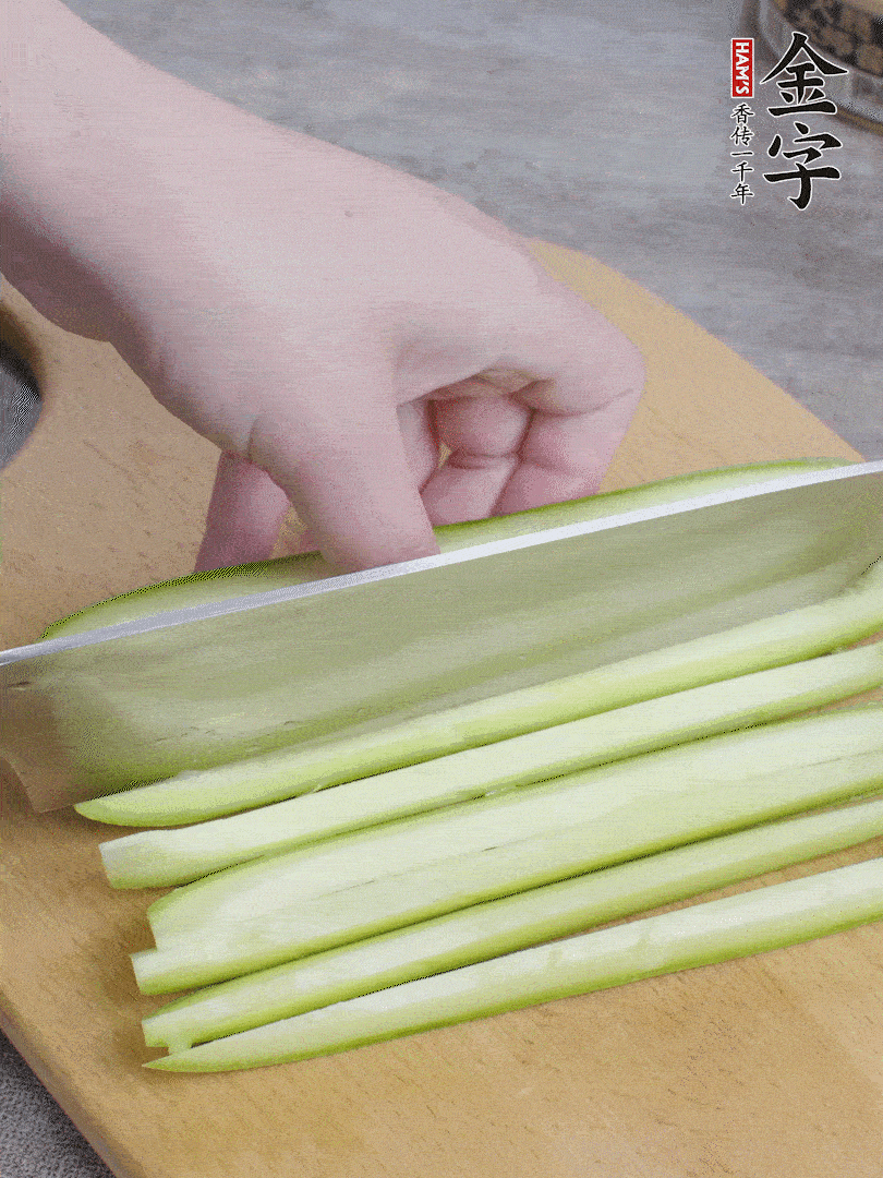 西葫蘆對半切，去瓤切條。
