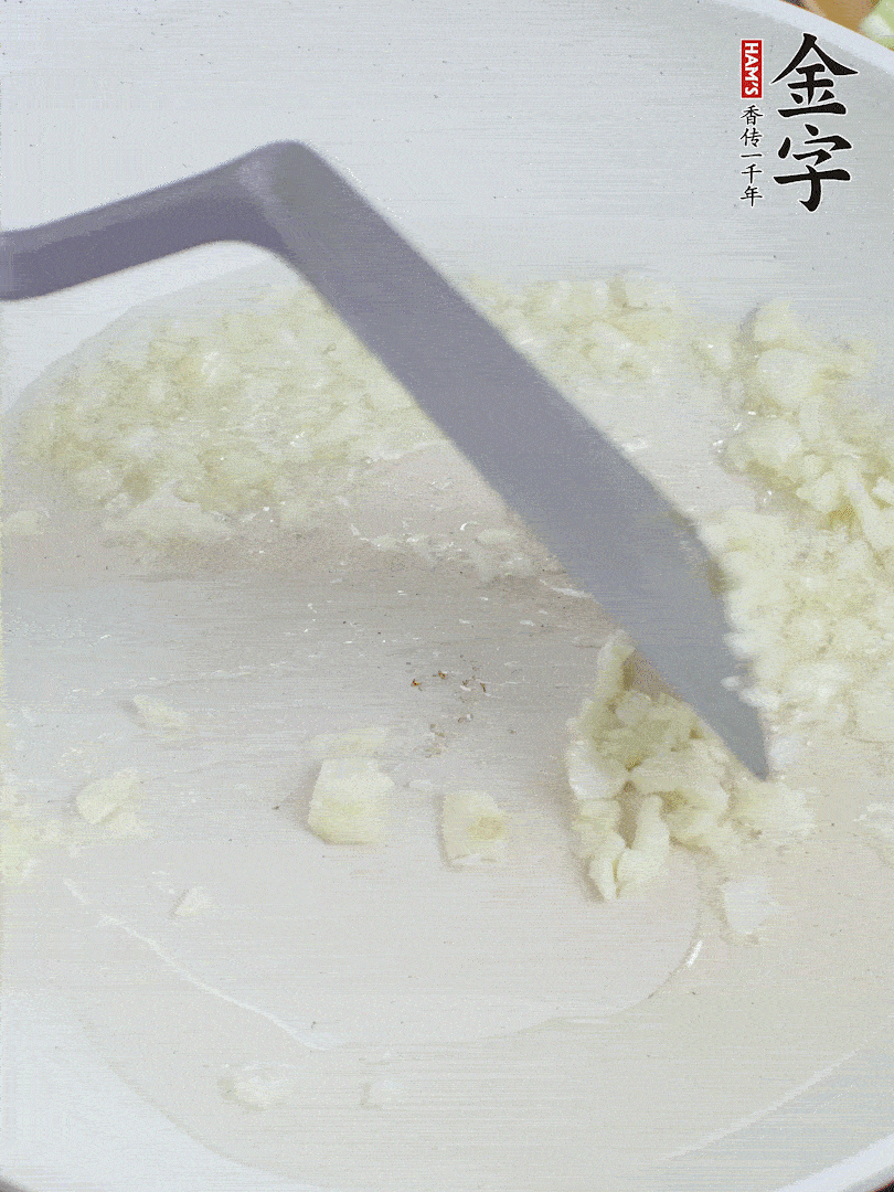 冷鍋熱油，下大蒜煎至兩面微黃。
