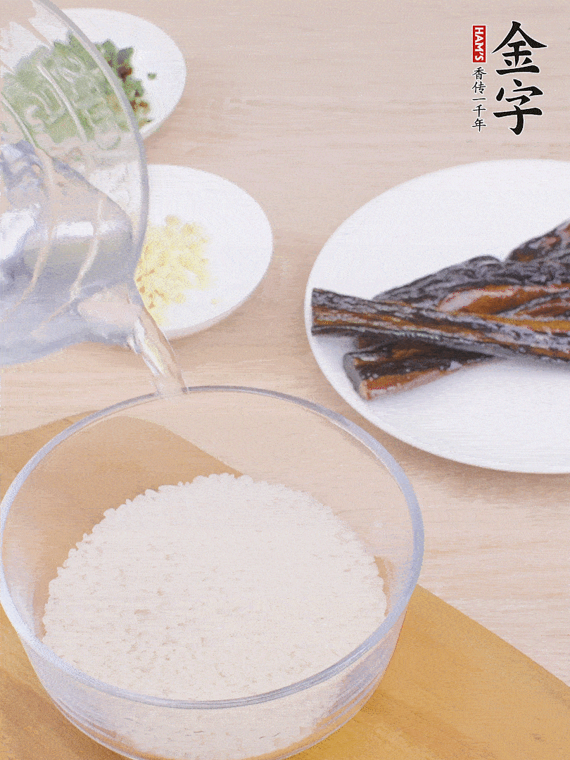 大米提前用清水浸泡1小時(shí)。