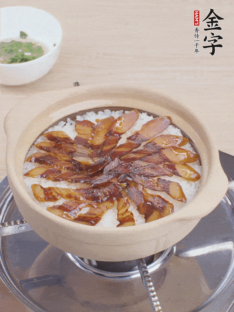 快收水時(shí)，鋪醬油肉，鍋邊淋點(diǎn)油，轉(zhuǎn)動砂鍋，燜煮2分鐘。