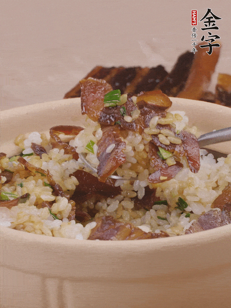 揭蓋后撒點(diǎn)蔥花裝飾，趁熱拌勻。