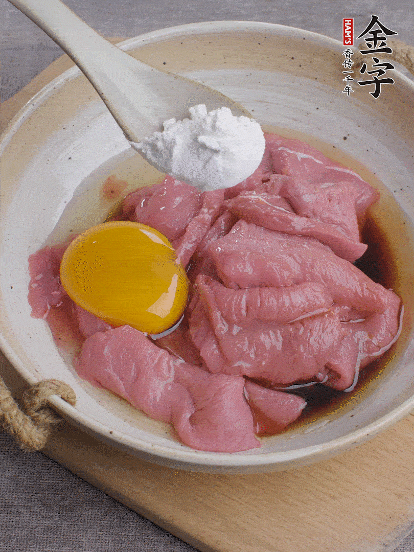 牛肉切片，雞蛋1個(gè)、水2勺、料酒1/2勺、生抽1/2勺、生粉1勺腌15分鐘。