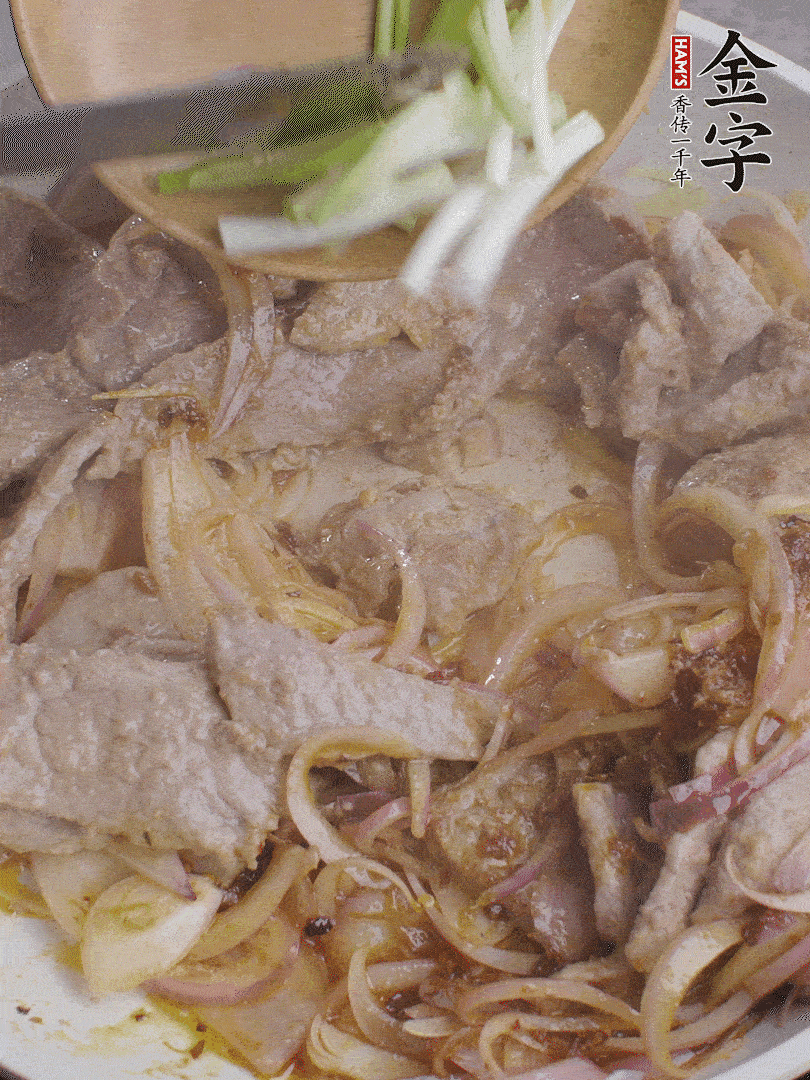 下牛肉、蔥段快炒。