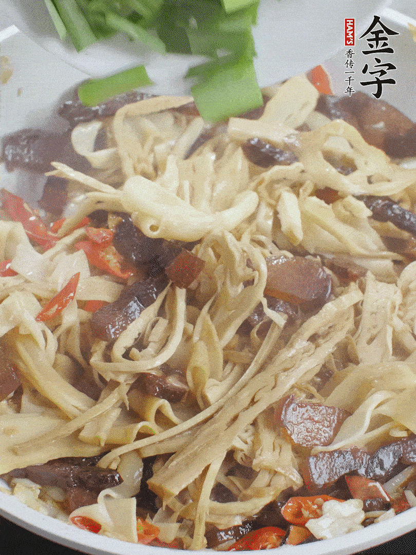 翻炒均勻，下蒜葉。