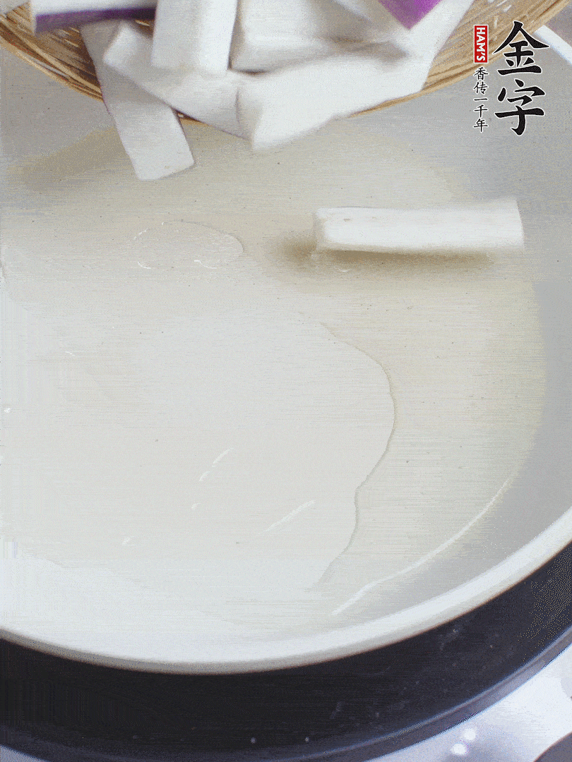 杭茄洗凈去蒂，縱向剖成4份，切成長10cm左右的段。白洋蔥切絲?？谀⑾磧羧サ舯?。紅椒切菱形片。