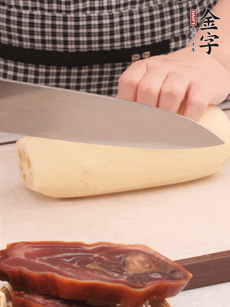 蓮藕削皮切塊。