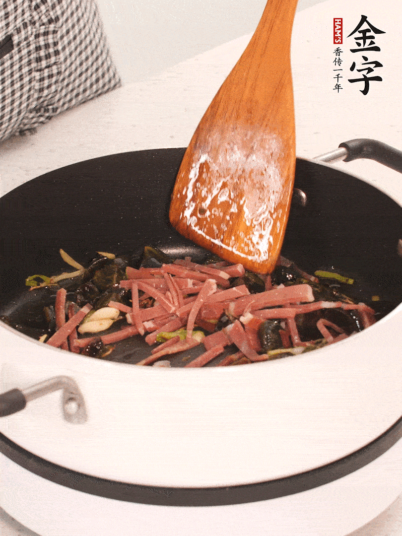 加入火腿煸炒一會(huì)，倒入開(kāi)水燉煮15分鐘。