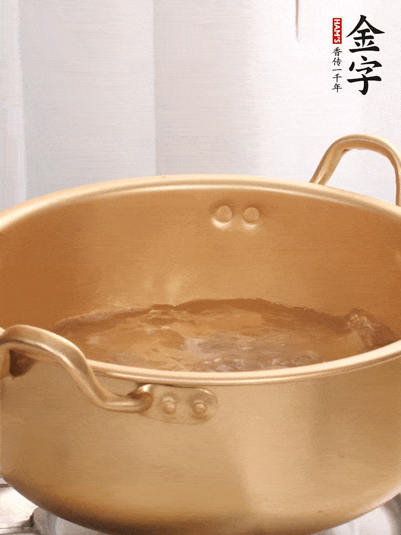 排骨加姜片、料酒，冷水下鍋焯水，撇去浮沫。