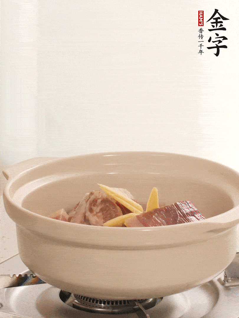 湯鍋放入排骨、火腿、姜，加適量水。煮開后轉(zhuǎn)小火燉40分鐘。