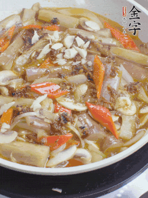 撒蒜末、香菜末。