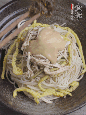 生抽1勺、醋1勺、芝麻醬1勺、金字火腿大師醬1勺。
