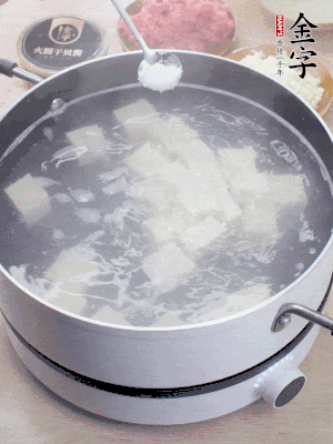 金字火腿上方120g切薄片。