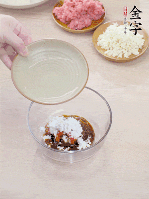 熱油起鍋，五花肉煸出油脂，表面微微發(fā)黃。