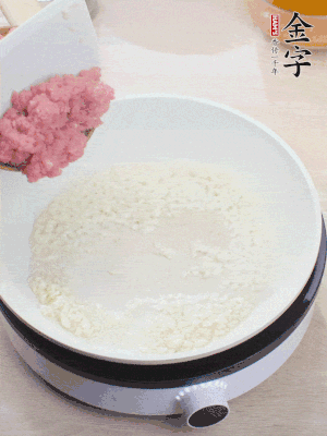下火腿片、筍干均勻翻炒后，加2勺料酒、適量清水。