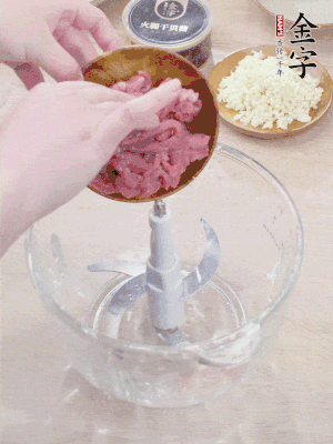 牛肉攪成牛肉泥。