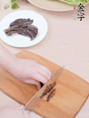 金字醬油肉下鍋煮10分鐘，切薄片。