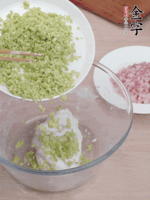 糯米粉邊揉邊加水，成團(tuán)后揉進(jìn)蠶豆、咸肉。