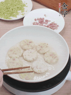 鍋中涼油，慢煎至兩面有脆殼。（油可以多一點）