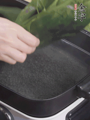 粽葉入沸水煮1分鐘，翻面再煮1分鐘，清洗干凈加水浸泡。