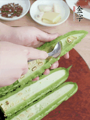 苦瓜去籽切薄片，一點(diǎn)鹽拌勻，10分鐘后沖洗控干。香蔥切蔥花、姜切末、蒜拍碎、干辣椒切圈。