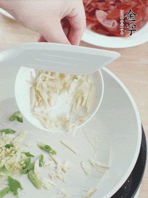 油4成熱，下蔥姜蒜、干辣椒、花椒煸出香味。