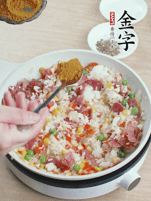 1勺咖喱粉、1/2勺鹽，少許黑胡椒碎炒均。