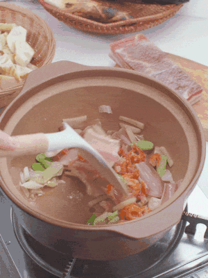 砂鍋中倒入油，放入姜片、蔥段、咸肉、海米炒出香味。