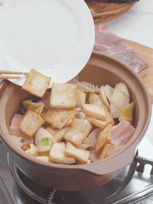 依次下春筍、豆腐，開(kāi)水沒(méi)過(guò)食材。