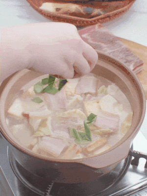 一小撮鹽、糖、雞精調(diào)味，最后撒點(diǎn)蒜葉點(diǎn)綴。
