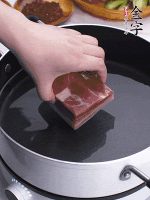 金字淡咸肉冷水入鍋煮15分鐘。