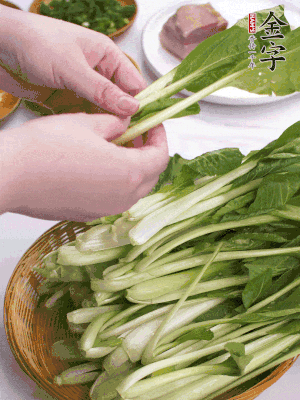 小青菜掰成一片片。