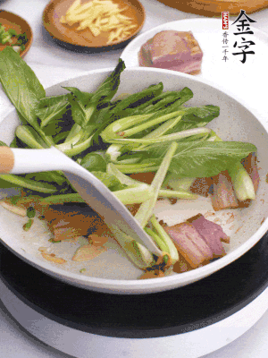 下小青菜翻炒，菜梆子變軟時(shí)，撒一點(diǎn)鹽、雞精調(diào)味。