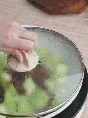 西葫蘆略出水時，加一小撮鹽調(diào)味。