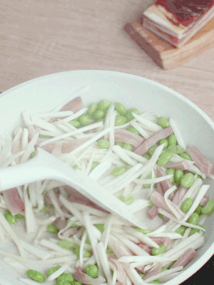 下茭白絲、青豆翻炒。