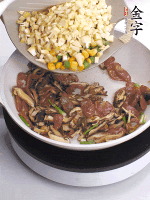 鍋里熱油，爆香蔥白，下香腸片炒至微微出油，加時(shí)蔬粒、香菇粒、春筍粒翻炒均勻。