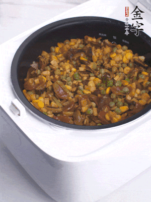 電飯煲按煮飯鍵，出鍋撒蔥花。