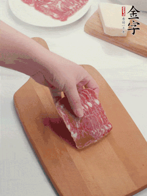 金字培根火腿改刀切小片；白洋蔥切?。恍迈r豌豆剝殼。