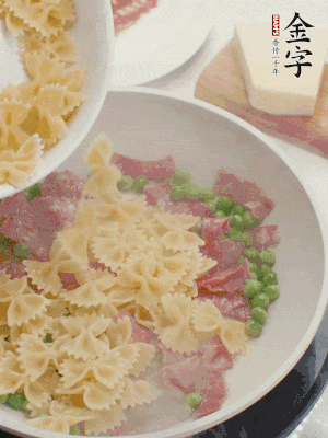 1小勺鹽調(diào)味，混合一起燉煮一下。