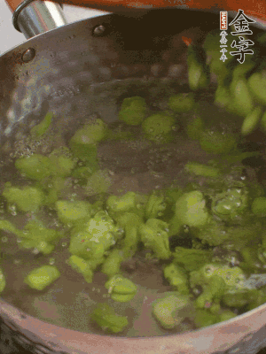 鍋中水沸，放一撮鹽，下蠶豆豆瓣焯3分鐘，下百合，3秒撈出，一起撈出瀝水。