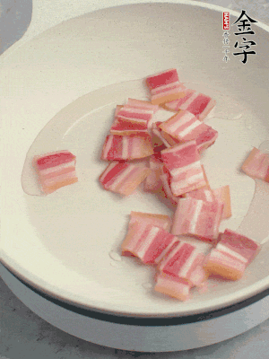 鍋中少許油，金字淡咸肉煸香。