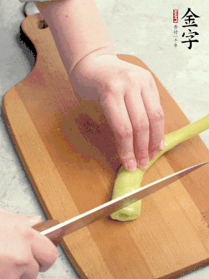 蔥切段，姜切絲，辣椒斜切成塊。