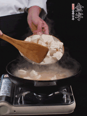 冷水入鍋，煮15分鐘。下豆腐塊，燜煮25分鐘。